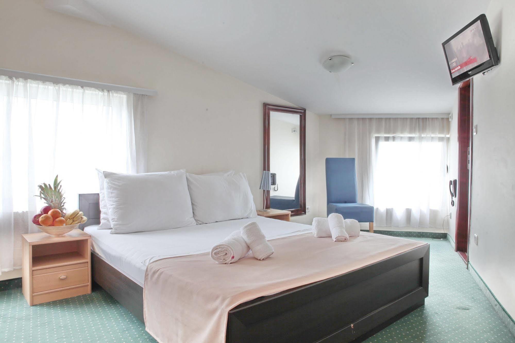 Hotel Happy Star Club Belgrado Exterior foto